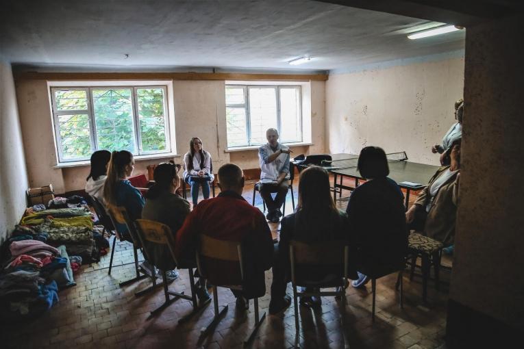 Des personnes déplacées par le conflit participent à une séance menée par un psychologie MSF. Ivano-Frankivsk. Ukraine.