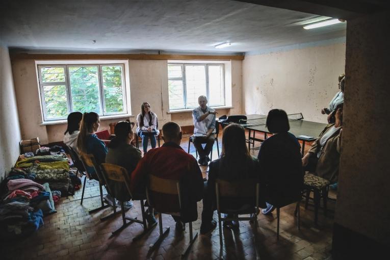 Des personnes déplacées par le conflit participent à une séance menée par un psychologie MSF. Ivano-Frankivsk. Ukraine.