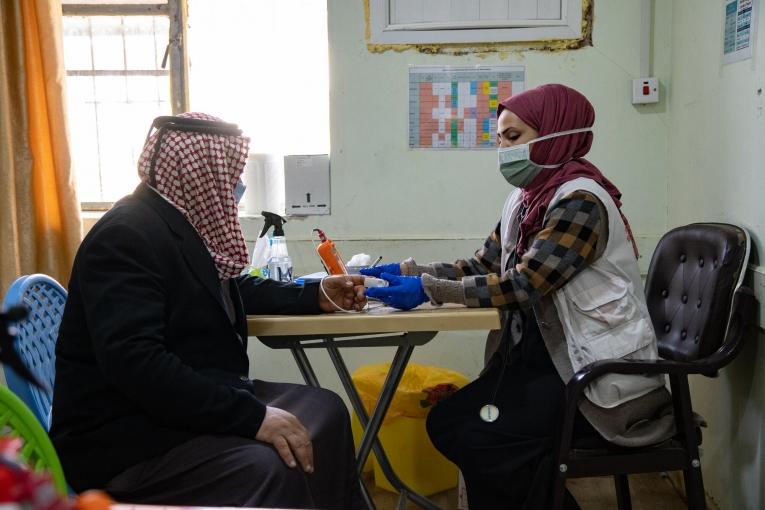 Une infirmière MSF examine un patient atteint d'une maladie chronique à Hawija. Irak. 2022.