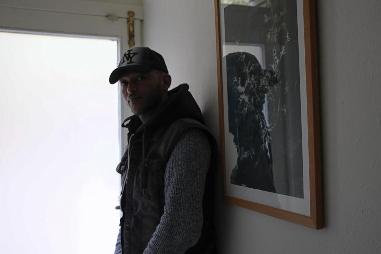 John vit et travaille maintenant en Belgique après presque trois ans passés en Libye où il a été détenu dans quatre centres de détention successifs. Les équipes de MSF sont restées en contact avec lui et l'ont interrogé à plusieurs reprises après leur première rencontre en 2019 au centre de détention de Gharyan al-Hamra. Belgique. 2021.