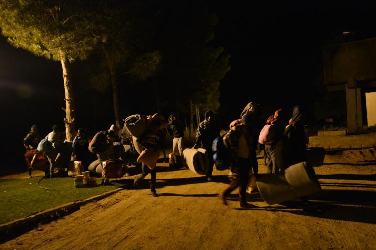 Transfert de réfugiés du centre de détention de Dhar al-Jebel organisé par l'OIM dans le cadre de son programme de retour volontaire, dans lequel les gens peuvent rentrer dans leur pays d'origine par avion. Les voies légales de sortie de Libye sont très limitées. Certains demandeurs d'asile ont le sentiment de ne pas avoir d'autre choix pour quitter le pays et rejoindre l'Europe que de traverser la Méditerranée, une route migratoire mortelle. Libye 2019.