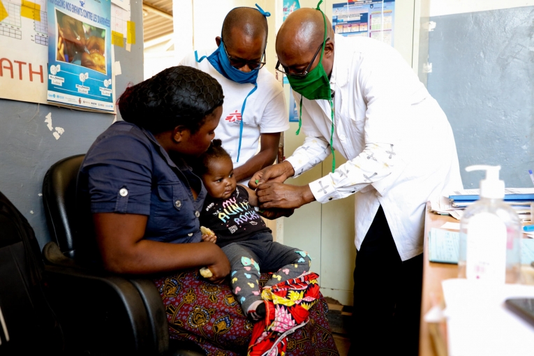 Delphin Mulungwa est infirmier ; il supervise les activités médicales dans trois des six aires de santé que MSF appuie dans le cadre de la lutte contre la rougeole à Fungurume. Sur l’image, il ausculte une fille atteinte de la rougeole à l’hôpital de Kakanda.