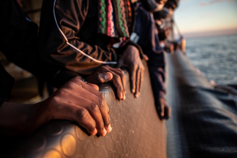 Vue du pont du Geo Barents, le bateau de recherche et sauvetage de MSF, avec 111 survivants à son bord.