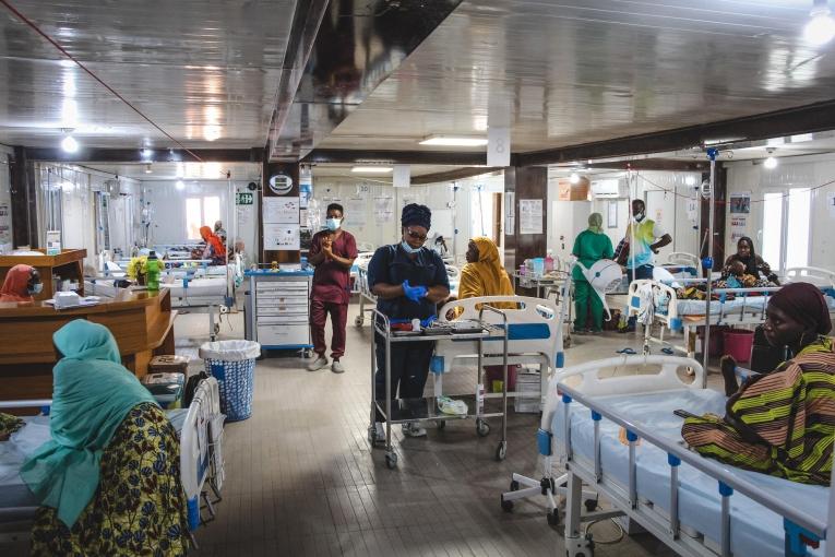 Vue de l'unité de soins intensifs du centre thérapeutique nutritionnel MSF de Maiduguri. État de Borno. Nigeria. 2022.