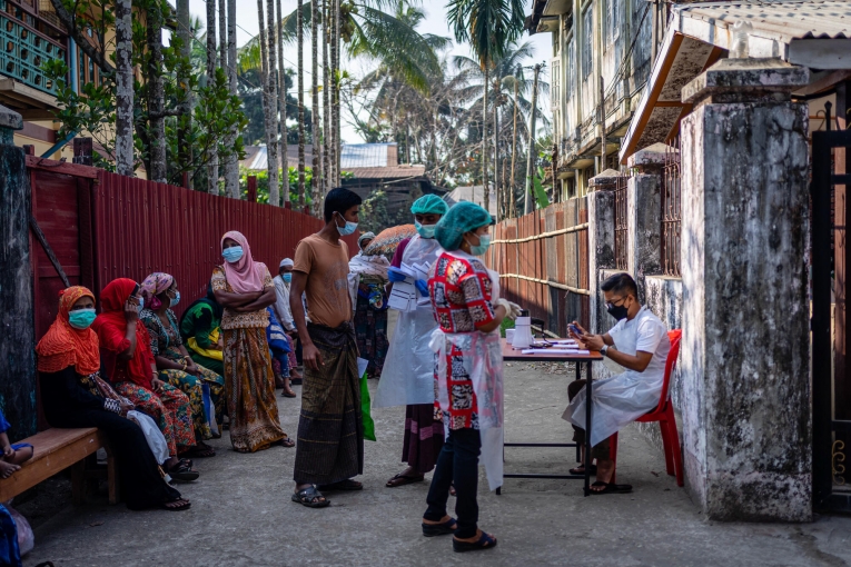 Des patients arrivent à la clinique MSF de Sittwe. 2022. Myanmar.