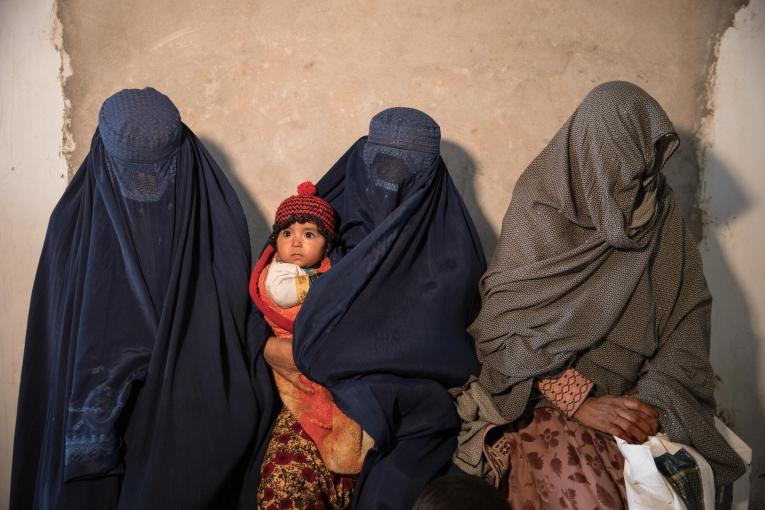 Des femmes dans la salle d'attente des urgences de l'hôpital MSF de Boost, à Lashkar Gah, dans la province d'Helmand. Salma, 23 ans, porte Samina, 6 mois, dans ses bras.