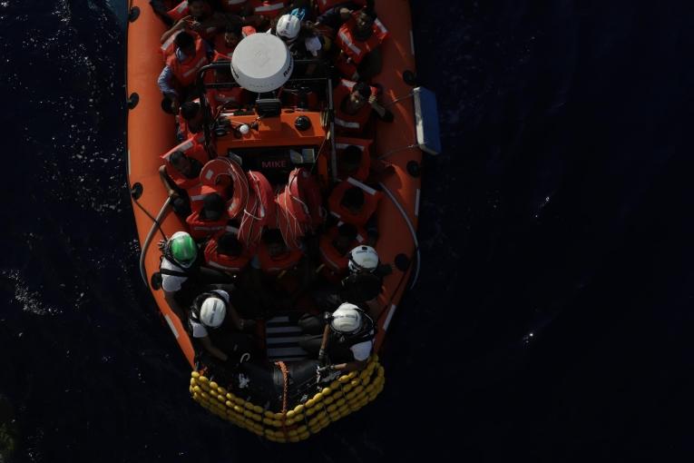 Quelques heures après le second sauvetage de la rotation 14, un bateau en bois avec 76 personnes a été secouru par le Geo Barents avec succès.
