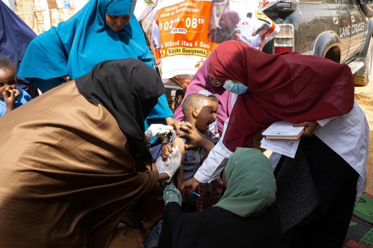 Une équipe MSF en train de vacciner un enfant contre la rougeole à Burao, au Somaliland.