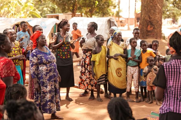 Une consultation de groupe en santé mentale pour les femmes organisée par MSF à Tambura