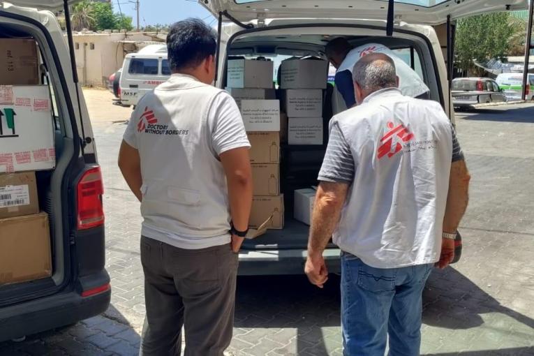 Des membres des équipes MSF de Gaza chargent un camion pour effectuer des donations aux hôpitaux. Palestine. 2022.