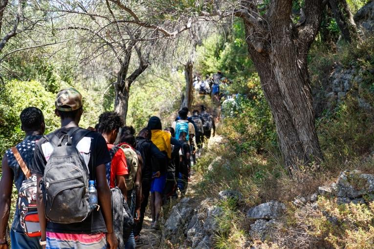 Des personnes venant d'arriver sur l'île de Samos, en Grèce.