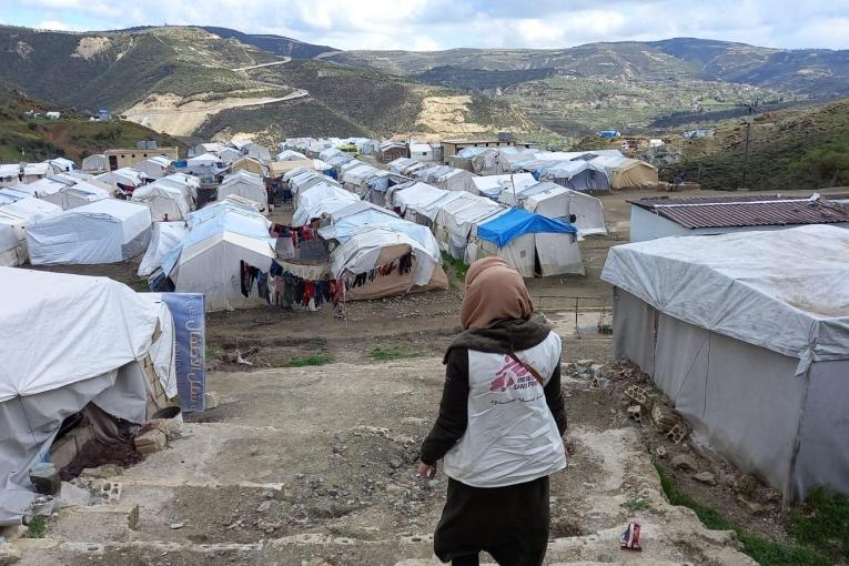 Vue d'une membre des équipes MSF dans un des nombreux camps de personnes déplacées du nord-ouest de la Syrie. 2022.