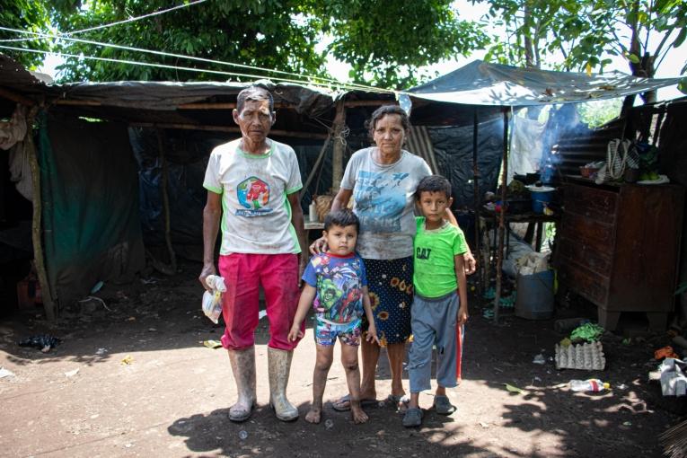 Salomon et sa famille, à La Gomera. Salomon est âgé de 54 ans et souffre de néphropathie endémique mésoaméricaine, une maladie qui affecte la capacité des reins à remplir leurs fonctions vitales, notamment l’épuration du sang. Guatemala. 2022.