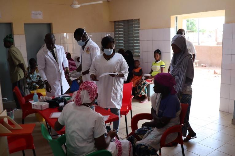 Salle d'attente et de triage d'un centre de santé de Dédougou, soutenu par MSF. Burkina Faso. 2022.