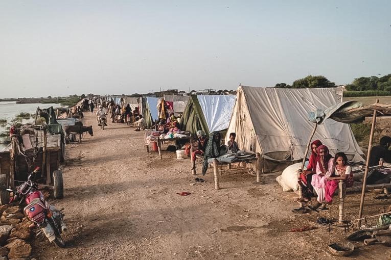 Des personnes déplacées en raison des inondations vivent désormais dans des abris de fortune. Province de Sindh. Pakistan. 2022.