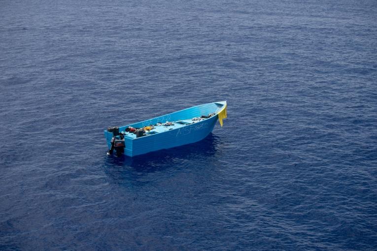 Un bateau vide en mer Méditerranée, après un sauvetage effectué en juillet 2022 par les équipes MSF à l'aide du Geo Barents.