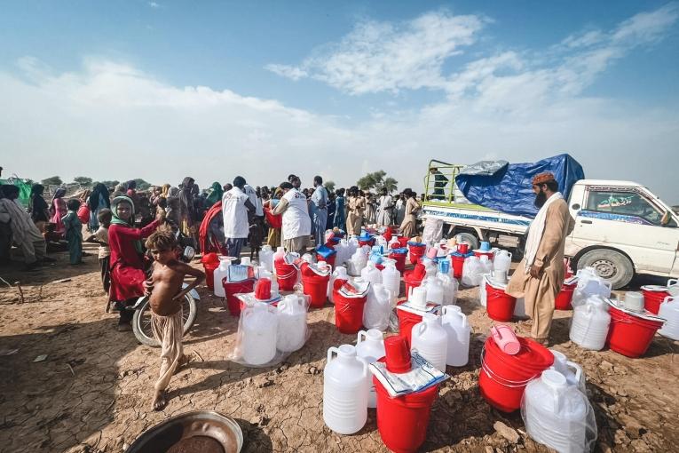 Les équipes MSF distribuent des biens de première nécessité à des familles qui ont trouvé refuge dans des abris de fortune. Pakistan. 2022.