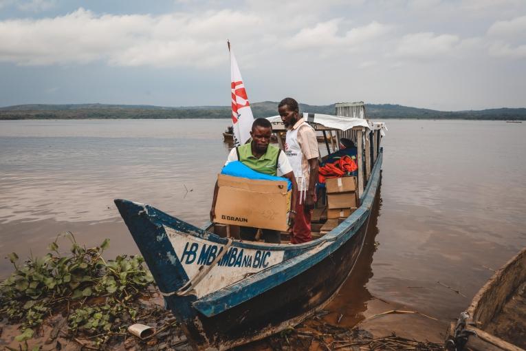 Arrivée de l'équipe MSF avec du matériel médical sur le site de déplacés de la Ferme Hervé à Kwamouth.