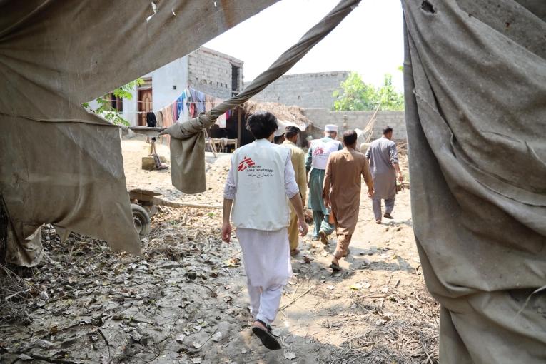 Des membres des équipes MSF conduisent une évaluation sanitaire dans le village de Miaonlay. Pakistan. 2022. 