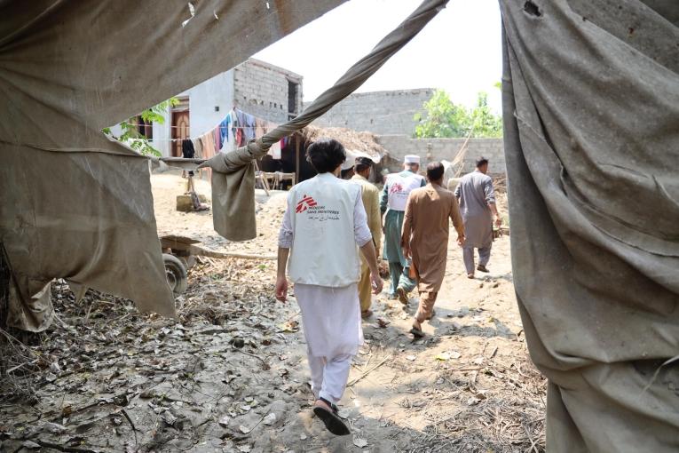Des membres des équipes MSF conduisent une évaluation sanitaire dans le village de Miaonlay. Pakistan. 2022.