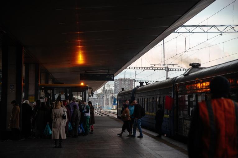 Vue du train affrété par MSF qui a servi à l'évacuation de plus de 200 patients d'un hôpital de Kharkiv vers des établissements de santé de l'oblast de Kiev. Ukraine. 2022.