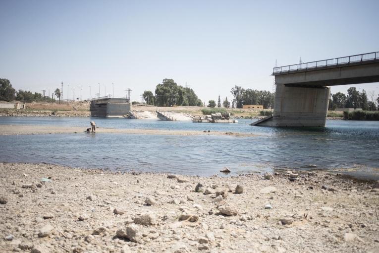 Le fleuve Euphrate, qui passe à Raqqa, subit une sécheresse depuis 2 ans. L'eau est redescendue de plusieurs mètres en quelques mois. Syrie. 2021.