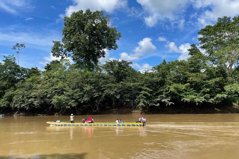 Vue d'une rivière empruntée par les migrants qui franchissent la région du Darién, à proximité de la ville de San Vicente. Panama.