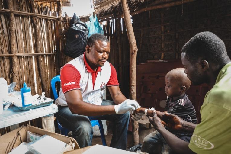 EUn infirmier MSF en consultation avec des patients vivant dans un camp déplacés, suite à l'explosion de violence qui a touché le territoire de Kwamouth. République démocratique du Congo. 2022.
