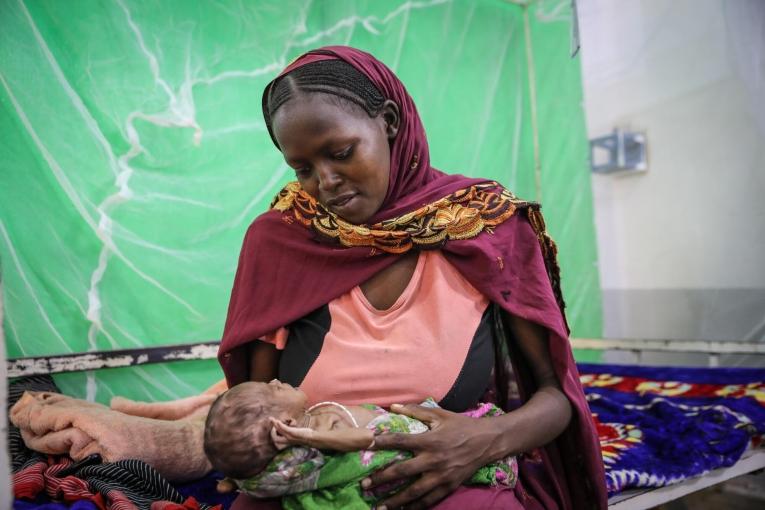 Portrait de Mashkutra, 19 ans, et sa fille d'un mois, Maisa, à l'hôpital d'Adré. La petite fille est née prématurément et souffre de malnutrition aiguë sévère. Tchad, août 2022.