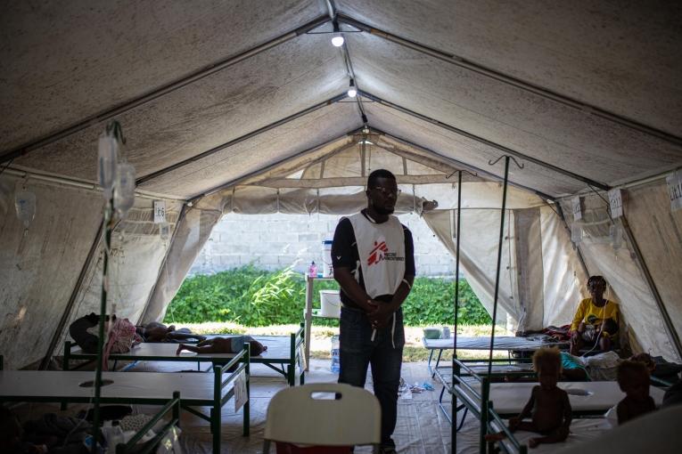David travaille comme agent de santé communautaire pour MSF et est maintenant déployé au centre de traitement du choléra de l'hôpital MSF de Cité Soleil. Depuis la résurgence du choléra, des dizaines d'infirmiers, d'hygiénistes et d'autres membres du personnel ont été embauchés pour répondre à l'urgence.