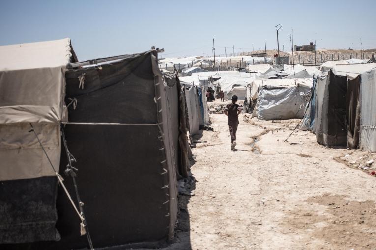 Un enfant court dans les rues du camp d'Al Hol, dans le nord-est de la Syrie.