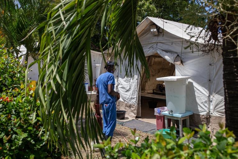 En Haïti, le personnel de MSF vérifie régulièrement la disponibilité d'eau chlorée à l'entrée des tentes du centre de traitement du choléra.