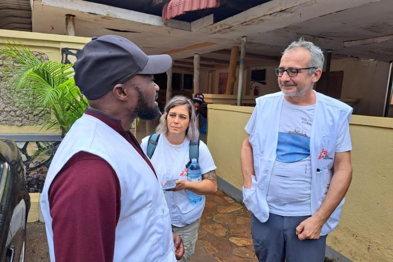 Ruggero Giuliani en discussion avec des collègues MSF à Mubende. Ouganda. 2022.