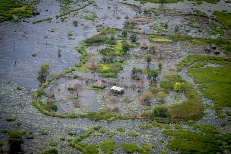 Vue aérienne de villages inondés à proximité d'Old Fangak. Soudan du Sud.