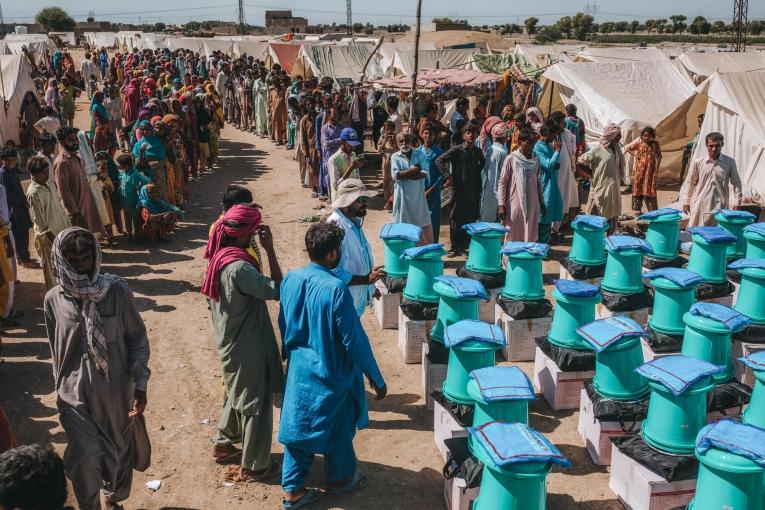 Le coordinateur d'urgence MSF, Imran Soomro, organise la distribution de kits d'articles non alimentaires dans le district de Dadu, Sind.