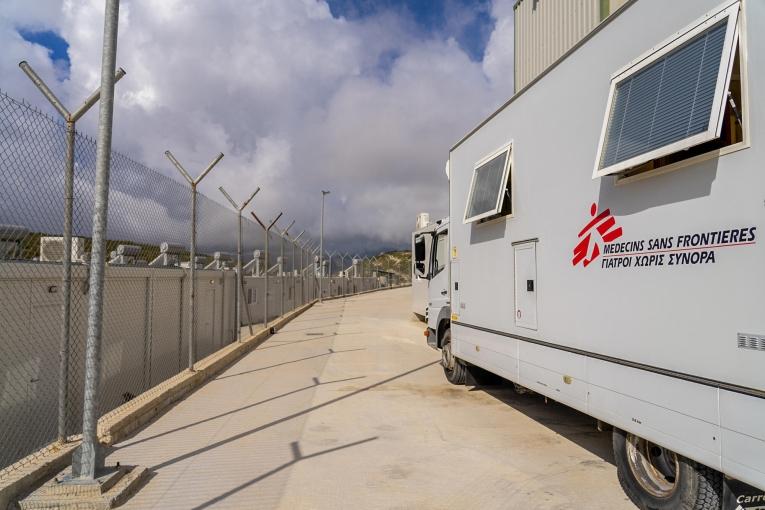 Vue du camion de la clinique mobile MSF devant le centre de Zervou à Samos. Grèce. 2022.