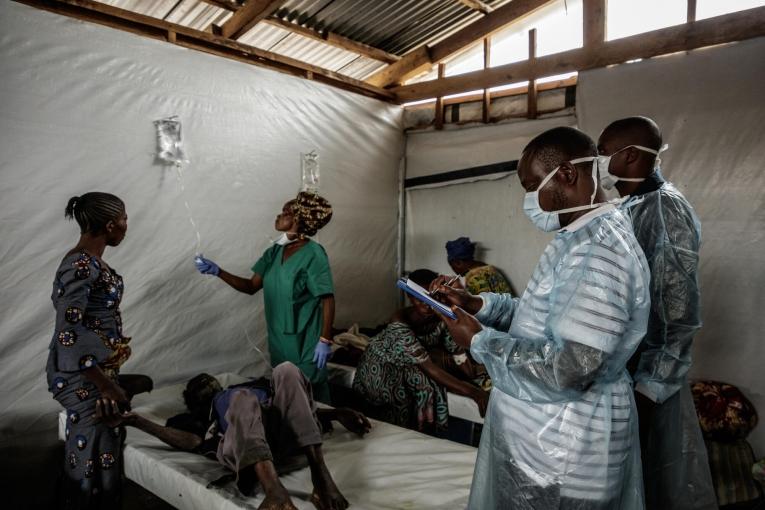 Les équipes MSF auprès d'un patient dans le centre de traitement du choléra de Munigi. République démocratique du Congo. 2022.