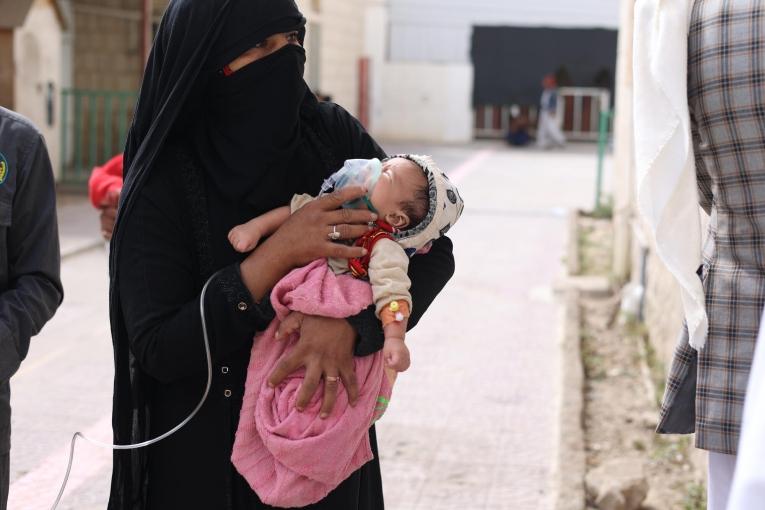 Une mère et son enfant souffrant de malnutrition aux urgences de l'hôpital d'Amran. Yémen. 2022.