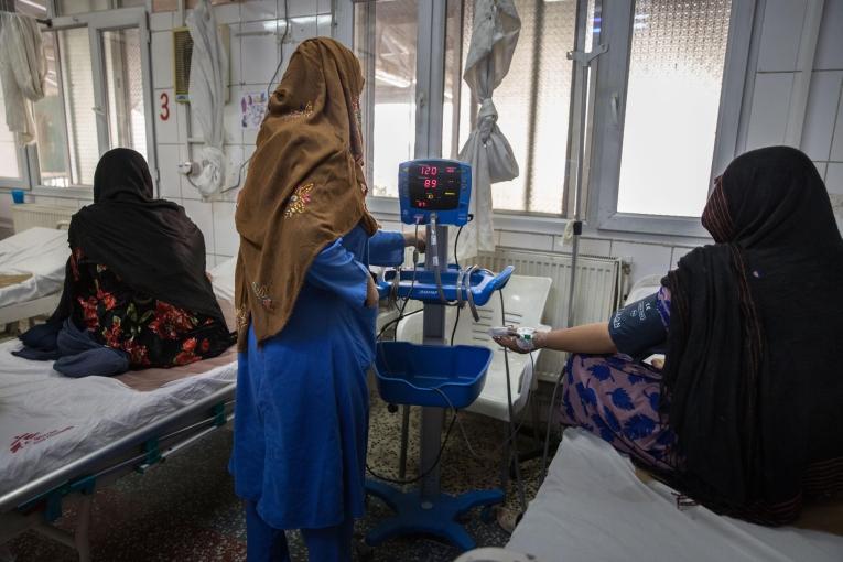 Une sage-femme MSF aux côtés d'une patiente dans la salle de travail de la maternité de l'hôpital MSF de Khost. 