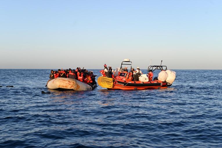 Sauvetage d'un bateau surchargé avec 90 personnes à bord, en détresse au large des côtes libyennes, 5 décembre 2022.