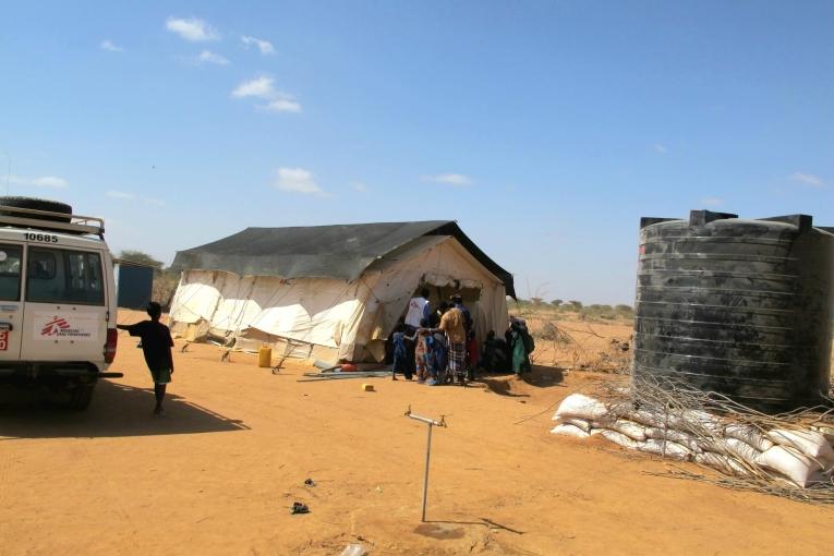 Clinique mobile MSF installée à l'entrée du camp de Dagahaley. MSF a ouvert deux nouveaux postes médicaux avancés, construit 50 latrines, mis en place deux réservoirs d'eau et distribué des bâches en plastique et des tapis de sol pour 800 familles en bordure du camp.
