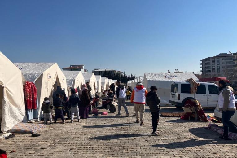 Distribution de nourriture à Kilis en Turquie avec le partenaire de MSF, International Blue Crescent, sous la coordination du Croissant rouge. 