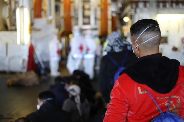Des personnes à bord du Geo Barents, navire de recherche et de sauvetage MSF, dans le port d'Ancône dans le nord de l'Italie. Le navire a été immobilisé par les autorités italiennes. 17 février 2023.