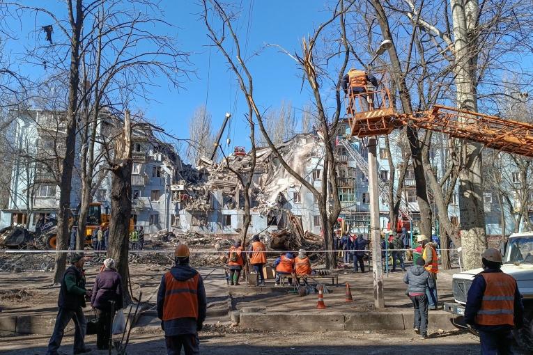 Vue du bâtiment résidentiel détruit par un missile à Zaporijia le 02 mars 2023.