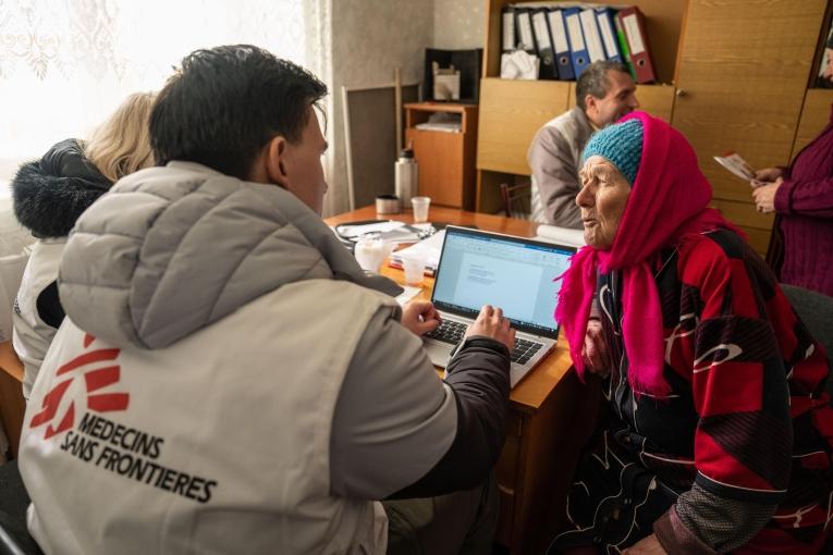 Une consulation lors d'une clinique mobile MSF dans le village de Pervomaiske. Ukraine. 2023