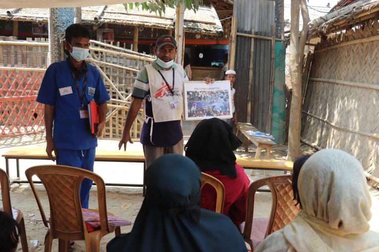 Séance de promotion de la santé auprès des patients de la salle d'attente de la clinique MSF de Jamtoli. Bangladesh.