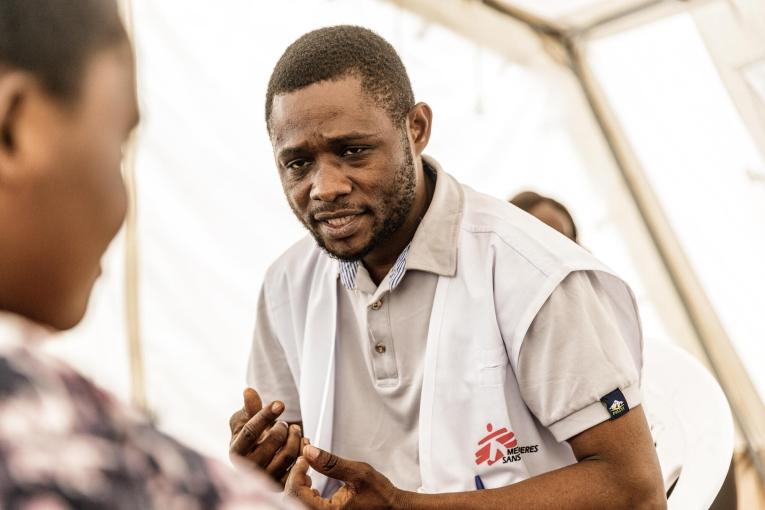 Jean Mbusu est conseiller psychosocial. Dans la clinique établie par MSF dans le site de déplacés de Bulengo depuis début février 2023, il offre un soutien psychologique aux survivants de violences sexuelles.