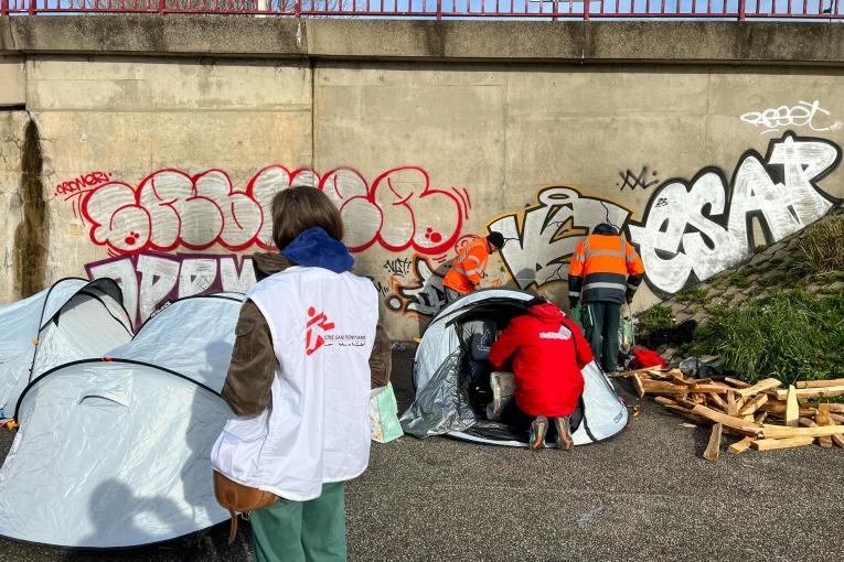 L’infirmière de l’équipe MSF attend un patient nécessitant d’un accompagnement à la Permanence d’accès aux soins, sous le pont du centre de Calais. Avril 2023