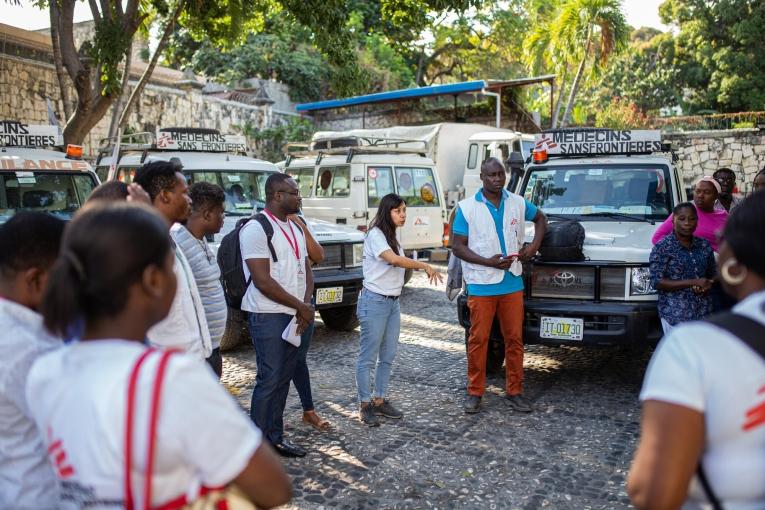 Les équipes MSF en briefing avant leur départ pour déployer des cliniques mobiles à Port-au-Prince. Haïti. 2023.