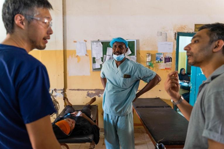 Le Dr Shahzid Majeed, médecin MSF, en discussion avec des collégues de l'hôpital de Bashair à Khartoum. Soudan. 2023.